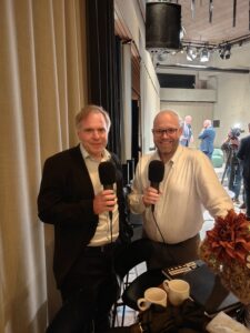 Alfred Bjørlo (V) og reporter Jakobsen fra et arrangement høsten 2024.